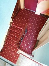 Круглый полушерстяное ковровое покрытие SIDNEY ROSE с укладкой на лестницу